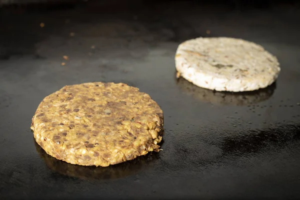 Két Vegetáriánus Hamburgert Palacsintasütő — Stock Fotó