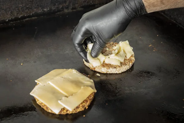 Chef Colocando Queijo Sobre Hambúrguer Grelha — Fotografia de Stock