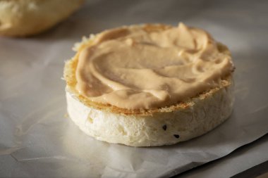 şef burger ekmek üzerine malzeme koyarak