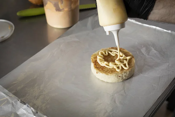 Chef Mettere Maionese Sul Pane Hamburger — Foto Stock