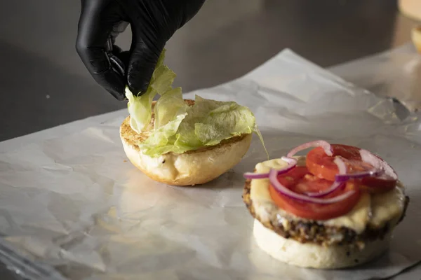 Chef Kok Zet Sla Top Van Hamburger — Stockfoto