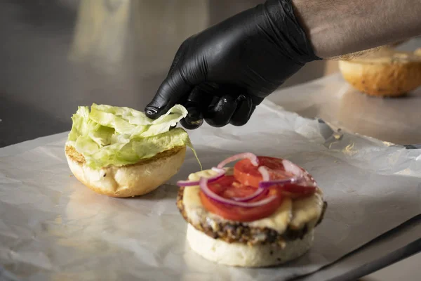 Chef Zet Sla Top Van Hamburger — Stockfoto