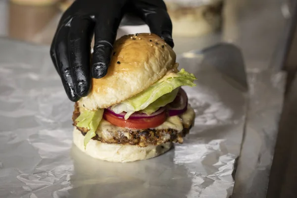 Chef Kok Het Afronden Van Hamburger — Stockfoto