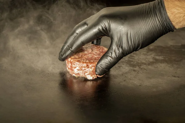 Carne Cruda Sulla Piastra — Foto Stock