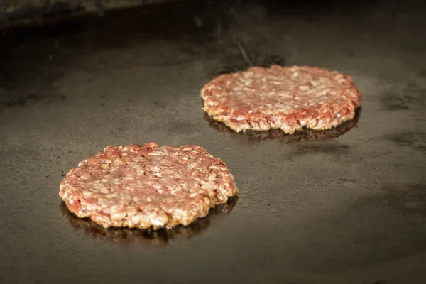 Carne Cruda Sulla Cottura Della Piastra — Foto Stock