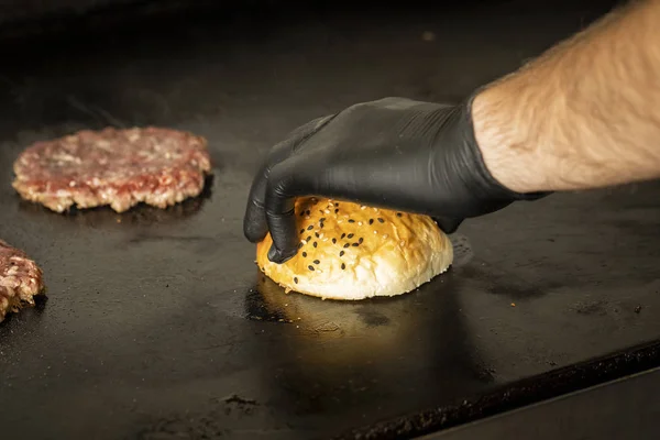 Cheff Sätta Burger Bröd Och Kött Pannkakslagg Stockbild