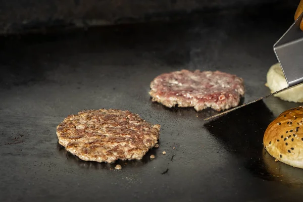 Spatula Taking Hamburguer Griddle — Stock Photo, Image