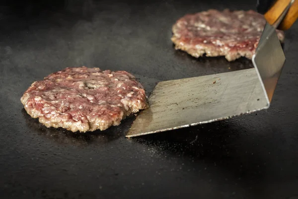 Spachtel Nimmt Heißen Burger Auf Grill — Stockfoto
