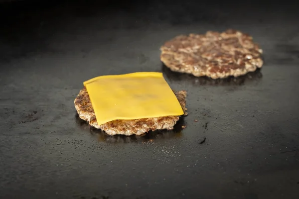 Burger Cheddar Sur Plaque Chauffante — Photo