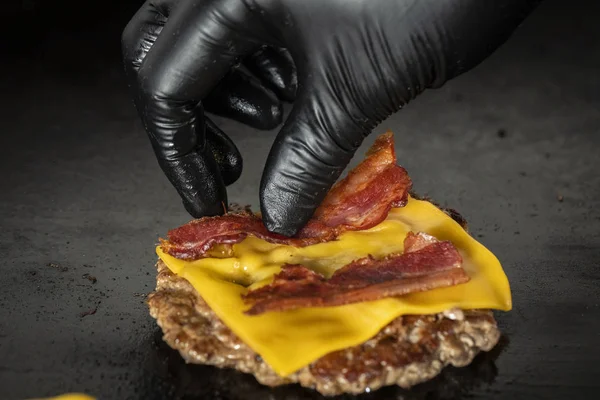 Chef Putting Bacon Burger — Stock Photo, Image