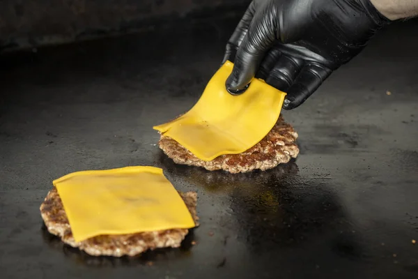 Chef Kok Zetten Cheddar Kaas Hamburger — Stockfoto