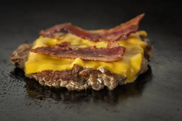 Hamburger Caldo Con Formaggio Pancetta — Foto Stock