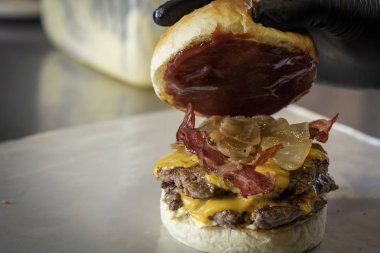 şef burger ekmek koyarak