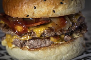 soğan ve pastırma ile cheeseburguer 