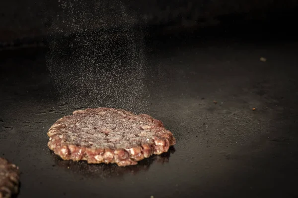 Hamburgare Kött Matlagning Varm Pannkakslagg — Stockfoto