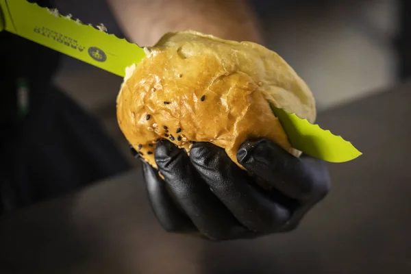 Chef Met Handschoen Snijden Hamburger Bun — Stockfoto