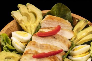 Arugula salatası, tavuk, yumurta, avokado yakın