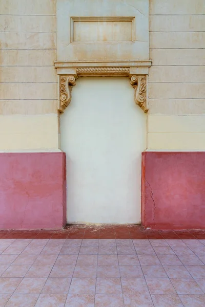 Stucco Decorado Nicho Uma Parede Velha Pintada Bege Vermelho Montaza — Fotografia de Stock