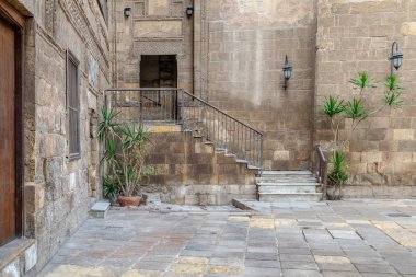 Ahşap yaşlı dekore edilmiş kapı ve taş duvar, ortaçağ Cairo, Mısır
