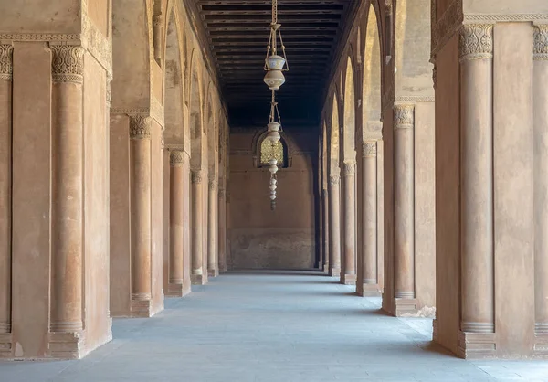 巨大な鉄骨造アフマド イブン トゥルーン モスクの中庭を囲む回廊装飾アーチ 古いカイロ エジプト — ストック写真