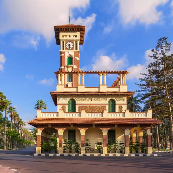 Cephe ile dekore edilmiş taş duvar, yeşil ahşap pencere panjur ve kırmızı kiremit Kanopiler gündoğumu, İskenderiye, Mısır sonra Montaza genel Park'ta Saat Kulesi