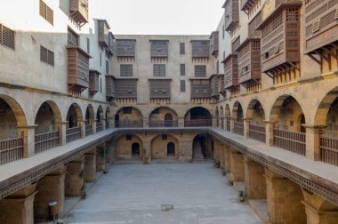 Cephe tonozlu salonları ve araya eklenmiş ahşap ağları (mashrabiyya), kaplı windows ile Bazaraa, (Wikala) Kervansarayı, uygun Tombakshia street, Al Gamalia district, ortaçağ Cairo, Mısır