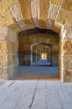 Sarhoş kemerli geçidin altında Kayet Bey Castle, İskenderiye, Mısır