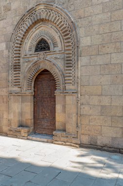 Grunge süslü yaşlı ahşap kemerli kapı dış dekore edilmiş taş tuğla duvar Prens Muhammed Ali, ortaçağ Kahire, Mısır Manial sarayında tonozlu