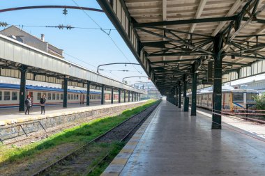 Istanbul, Türkiye - 26 Nisan 2017: İç shot terk edilmiş Haydarpasha Demiryolu terminali metal truss, durdurulan trenler ve iki turist yer ziyaret