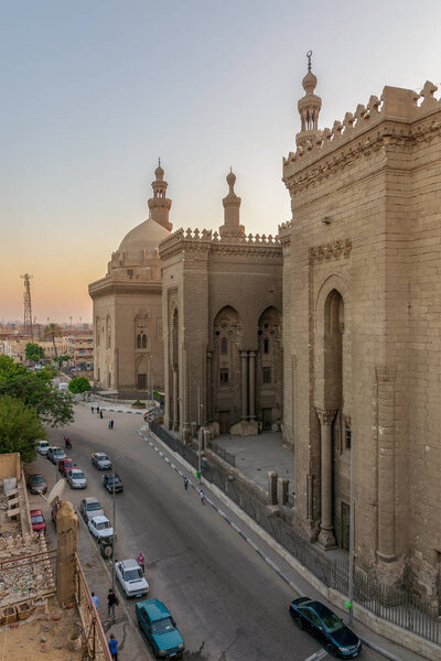 Каир, Египет - 3 июля 2018 года: Внешний вид исторических мечетей Аль-Рифаи и Султан Хасан с улицы Аль-Рифаи, Старый Каир
