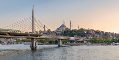 Haliç Metro Köprüsü (Haliç Köprüsü) Süleymaniye Camii örtüşen gün batımından önce Istanbul, Türkiye