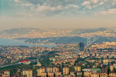 Istanbul, Türkiye - 23 Nisan 2017: Istanbul şehir Istanbul Sapphire gökdelen gün batımından önce Istanbul, Türkiye'nin boğaz bakan görünümden