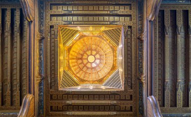 Cairo, Mısır - 28 Temmuz 2018: Sultan al Guri Türbesi, çiçek desenli süslemeleri ile süslü tavan arabuluculuk dekore edilmiş ahşap kubbe