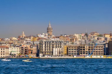 Istanbul, Türkiye - 26 Nisan 2017: Şehir manzaralı, İstanbul Galata Kulesi ve Karaköy bölge bakan denizden 'un