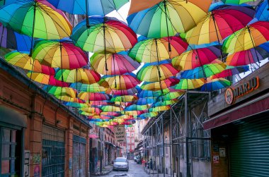 Istanbul, Türkiye - 18 Nisan 2017: Hoca Tahsin Sokağı'nda birkaç kişi gün batımından önce yürüyüş renkli şemsiye ile süslenmiş Karaköy bölge