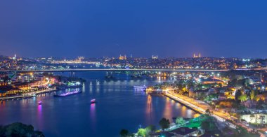 Istanbul, Türkiye - 22 Nisan 2017: Istanbul şehir manzaralı altın boynuz Haliç Köprüsü, Haliç Metro Köprüsü ve tarihi Cami, eyüp ilçe bakan Pierre Loti Teleferik İstasyonu