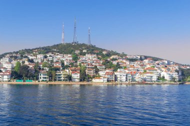 Kınalıada Adası yaz ile denizden görünümünü ev sahipliği yapmaktadır. Dört adaların Prens Adaları yakınındaki Istanbul Marmara Denizi'adlı