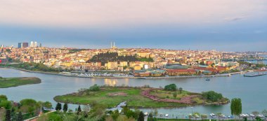 İstanbul, Türkiye - 22 Nisan 2017: İstanbul şehir manzarası Altın Boynuz, Eyup İlçesi, İstanbul, Türkiye 'ye tepeden bakan Pierre Loti Teleferik istasyonundan