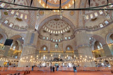 Istanbul, Türkiye - 16 Nisan 2017: İç, Sultan Ahmed Camii (Sultanahmet Camii), bir büyük sütunlar, kemerler, renkli vitray pencereler ve camiyi ziyaret turistler ile
