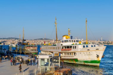 Istanbul, Türkiye - 25 Nisan 2017: Karaköy Vapur İskelesi çıkış yapan ve terminal girerek yolcu ile gün batımına