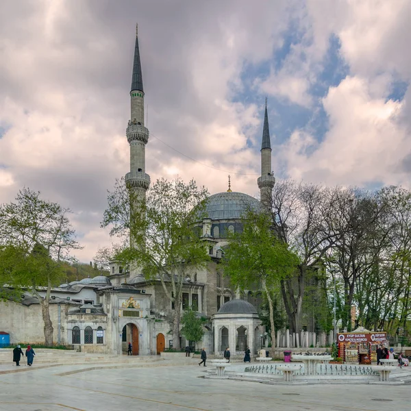 Istanbul, Türkiye - 24 Nisan 2017: Dış gün shot Eyüp Sultan Camii Eyüp ilçe Istanbul, Türkiye Haliç yakınındaki şehir duvarlarının dışında yer alan