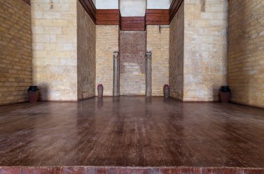 Niş gömme çerçeve taş tuğla duvar ve ahşap zemin, Ortaçağ Kahire, Mısır çevrili iki mermer sütun ile