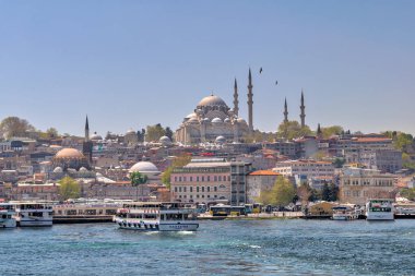 Istanbul, Türkiye - 25 Nisan 2017: Istanbul şehir manzaralı Haliç ile Eminönü (Turyol) Feribot Terminali ve gün batımından önce Süleymaniye Camii bakan Galata Köprüsü'nden