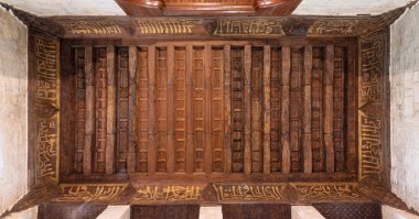 Ahşap süslü tavan ile çiçek desenli süslemeleri Sultan al Guri Türbesi, Cairo, Mısır
