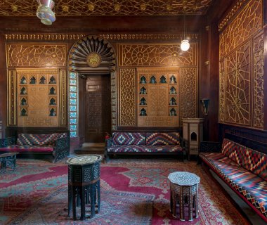 Cairo, Mısır - 2 Aralık 2017: Manial Sarayı, Prince Mohammed Ali. Konuklar salon ahşap süslü tavan, ahşap süslü kapı, fenerler, renkli süslü köşkler, Çay Masası ve süslü halı