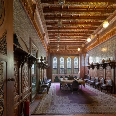 Cairo, Mısır - 2 Aralık 2017: Manial Sarayı, Prince Mohammed Ali. Yemek odası ile süslü duvar ve tavan, büyük süslü pencere, Konut Binası, yerleşik ve ahşap dekore dolapları