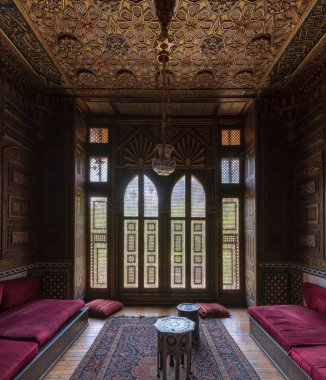 Tarihi Manial Sarayı, Prince Mohammed Ali. Süslü ahşap duvar ve tavan, Resepsiyon salonunda küçük oda dekore edilmiş ahşap pencere eşiği, fener ve ahşap zemin, Cairo, Mısır
