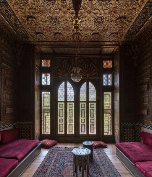 穆罕默德阿里王子的历史 Manial 在接待大厅的小房间与华丽的木墙和天花板 装饰木制窗户 灯笼和木地板 — 图库照片