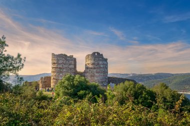 Istanbul, Türkiye - 10 Kasım 2013: Ruins of Yoros Kalesi (Yoros Kalesi), Ceneviz Kalesi olarak da bilinir, boğaz ve Karadeniz Anadolu Kavagi içinde izdiham bir antik Bizans kalede
