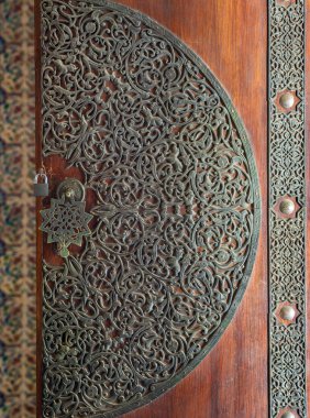 Tahta dekore edilmiş bakır kaplama kapı Kraliyet döneminden, Cairo, Mısır